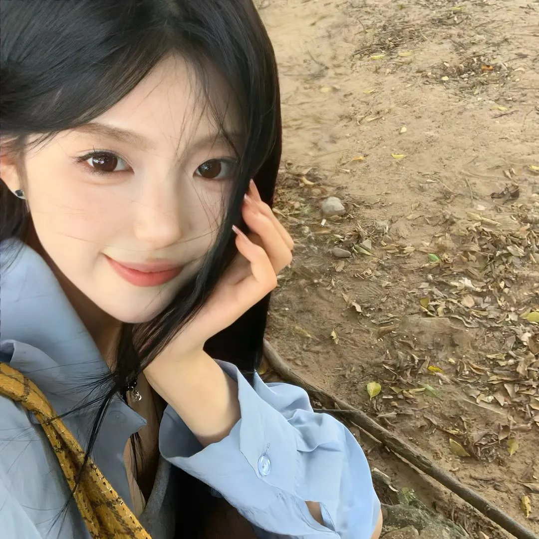 高墙、黑色与帅小伙